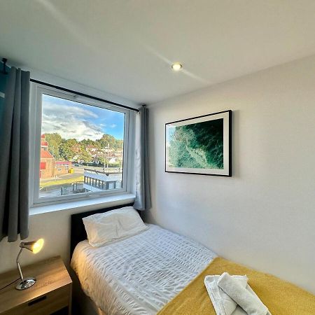 Furnished 2Br - Sunset Haven With Wifi & Free Parking By Brookland Stays Leeds  Bagian luar foto