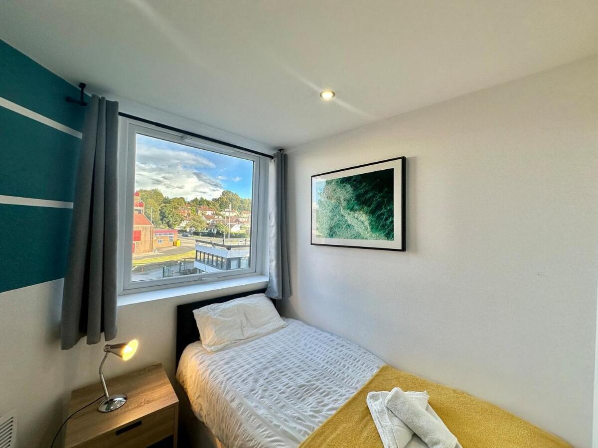 Furnished 2Br - Sunset Haven With Wifi & Free Parking By Brookland Stays Leeds  Bagian luar foto