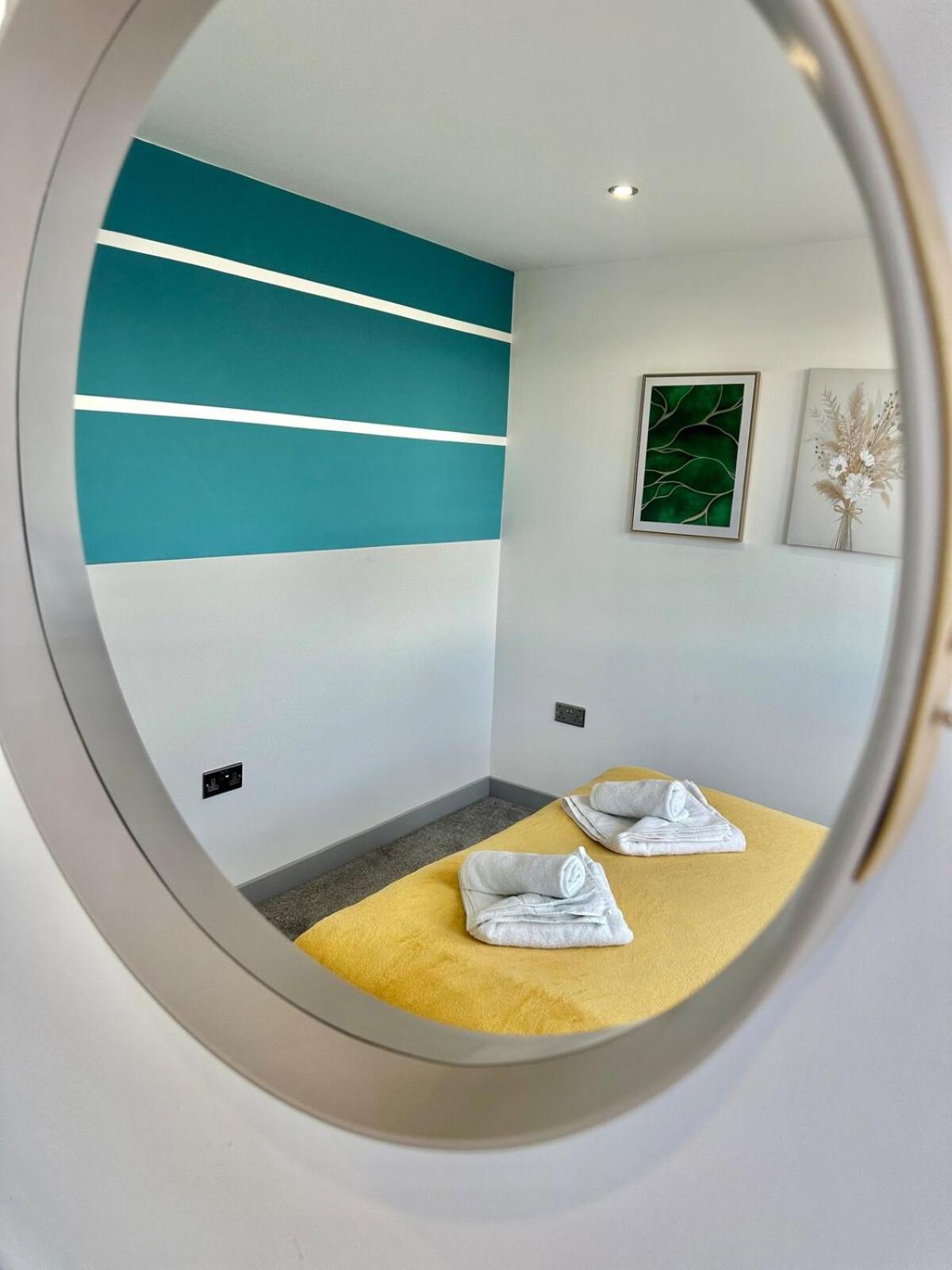 Furnished 2Br - Sunset Haven With Wifi & Free Parking By Brookland Stays Leeds  Bagian luar foto